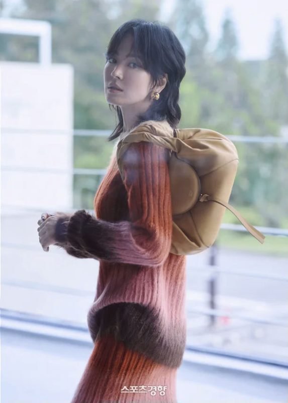 송혜교, 울프 컷으로 재해석한 시크한 우아함 – 펜디 2025 가을 캠페인 - sportstories.net | 스포츠 및 엔터테인먼트