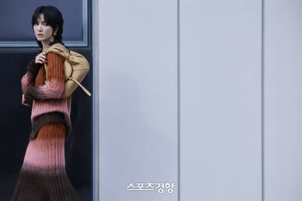 송혜교, 울프 컷으로 재해석한 시크한 우아함 – 펜디 2025 가을 캠페인 - sportstories.net | 스포츠 및 엔터테인먼트