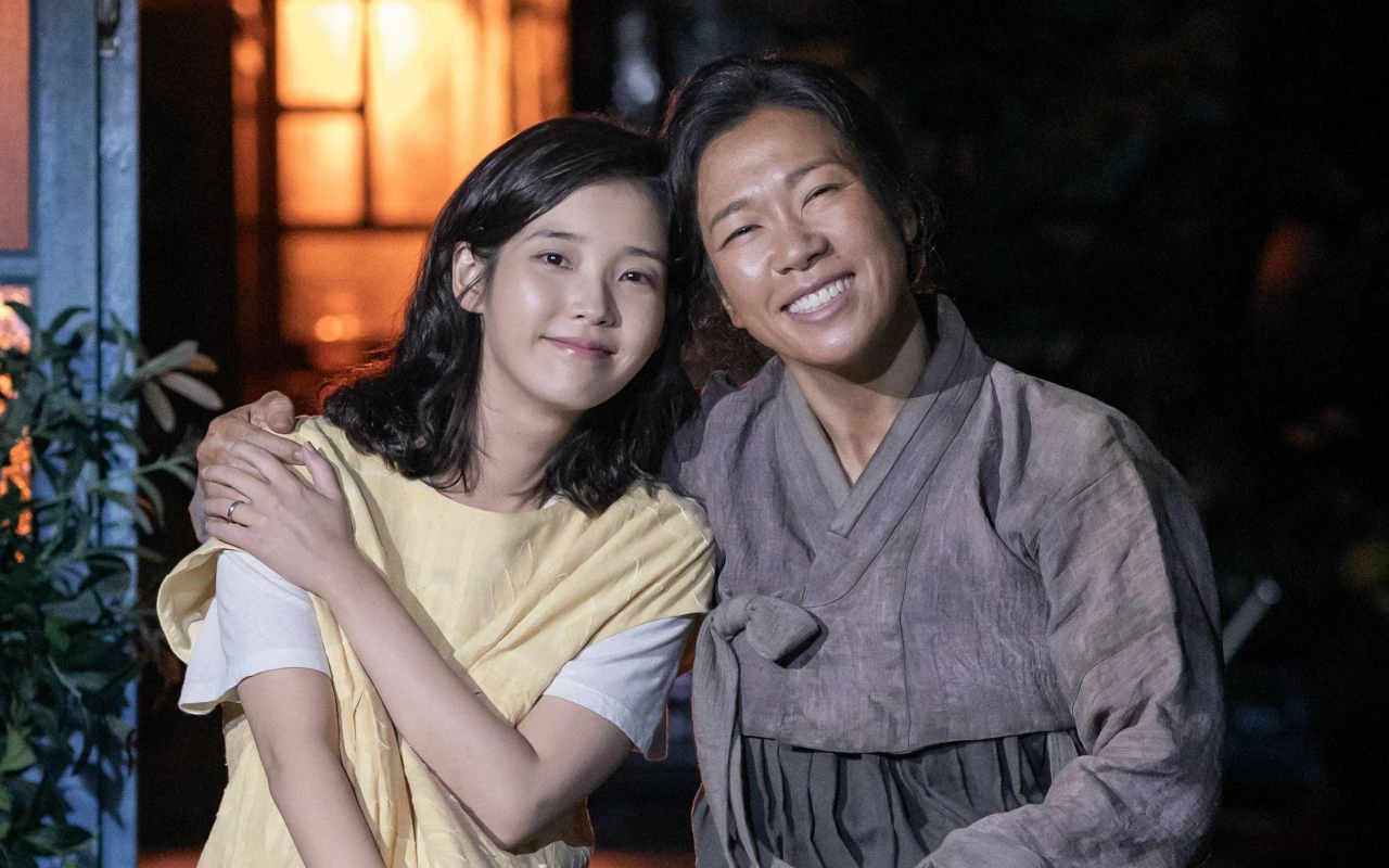🎙️ “그림 한 장이 가보가 되었죠” — 염혜란이 들려준 아이유의 고운 마음 - sportstories.net | 스포츠 및 엔터테인먼트