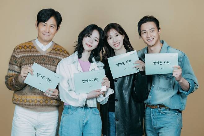 a2 - sportstories.net | 스포츠 및 엔터테인먼트 이정재♥임지연, 18살 차 ‘앙숙 로맨스’ 케미 폭발… tvN ‘얄미운 사랑’ 대본 리딩 현장 공개 - sportstories.net | 스포츠 및 엔터테인먼트