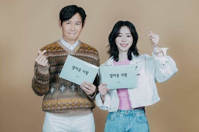 a3 - sportstories.net | 스포츠 및 엔터테인먼트 이정재♥임지연, 18살 차 ‘앙숙 로맨스’ 케미 폭발… tvN ‘얄미운 사랑’ 대본 리딩 현장 공개 - sportstories.net | 스포츠 및 엔터테인먼트